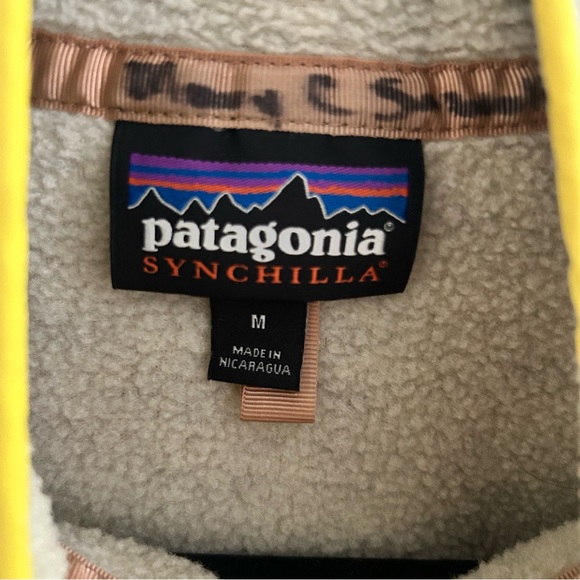 Patagonia women’s  Beige Fleece Snap-T Pullover with Yellow Trim - Picture 3 of 3